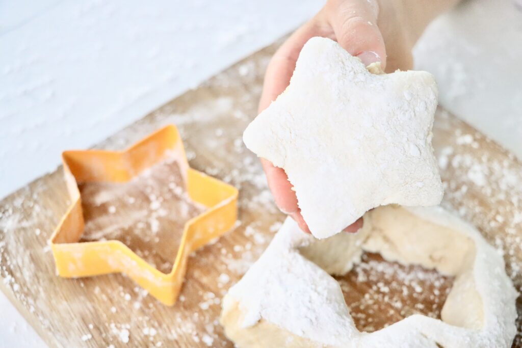 Fluffy homemade honey maple marshmallows cut into a large star dusted with arrowroot and powdered sugar